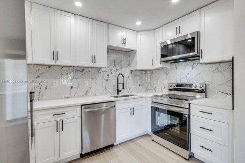 House in Hollywood, Florida 4 bedrooms, 94.2 sq.m. № 1891600 - photo 5