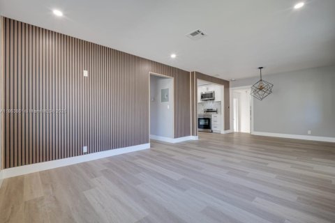 House in Hollywood, Florida 4 bedrooms, 94.2 sq.m. № 1891600 - photo 6