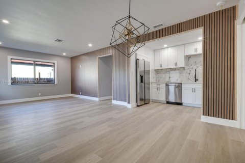 House in Hollywood, Florida 4 bedrooms, 94.2 sq.m. № 1891600 - photo 4