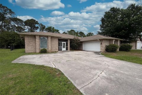 House in Palm Coast, Florida 3 bedrooms, 191.01 sq.m. № 2304479