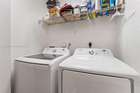 Townhouse in Miami Gardens, Florida 3 bedrooms, 162.02 sq.m. № 1621155 - photo 19