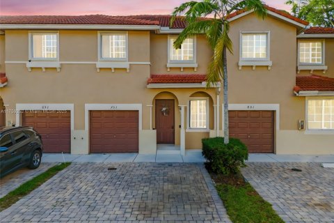 Townhouse in Miami Gardens, Florida 3 bedrooms, 162.02 sq.m. № 1621155 - photo 1