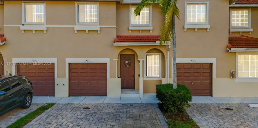 Townhouse in Miami Gardens, Florida 3 bedrooms, 162.02 sq.m. № 1621155