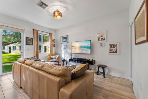 Townhouse in Miami Gardens, Florida 3 bedrooms, 162.02 sq.m. № 1621155 - photo 4