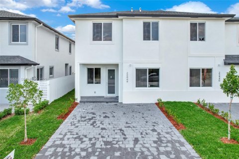 Townhouse in Miami, Florida 5 bedrooms № 1994720 - photo 1