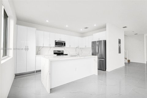 Townhouse in Miami, Florida 5 bedrooms № 1994720 - photo 11