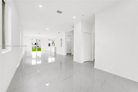 Townhouse in Miami, Florida 5 bedrooms № 1994720 - photo 3