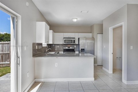 Townhouse in Homestead, Florida 3 bedrooms, 120.31 sq.m. № 1747922 - photo 3