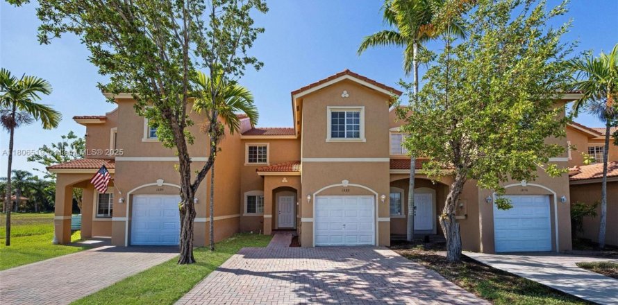 Townhouse in Homestead, Florida 3 bedrooms, 120.31 sq.m. № 1747922