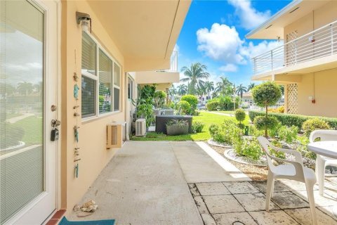 Condo in Pompano Beach, Florida, 1 bedroom  № 1135435 - photo 1