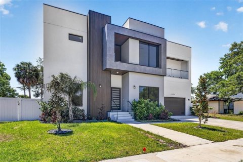 House in Tampa, Florida 4 bedrooms, 414.81 sq.m. № 2204398