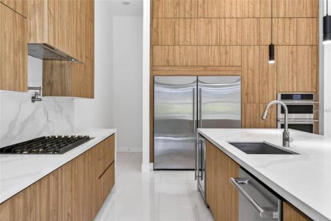 House in Tampa, Florida 4 bedrooms, 414.81 sq.m. № 2204398 - photo 16