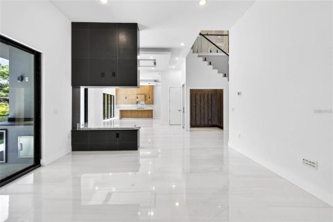 House in Tampa, Florida 4 bedrooms, 414.81 sq.m. № 2204398 - photo 8