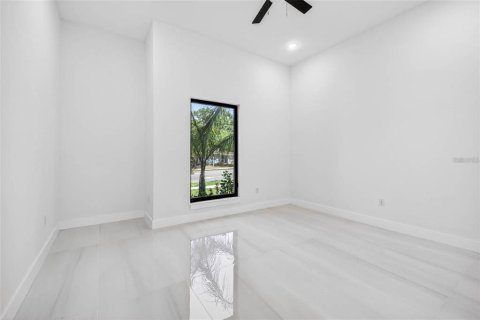 House in Tampa, Florida 4 bedrooms, 414.81 sq.m. № 2204398 - photo 24