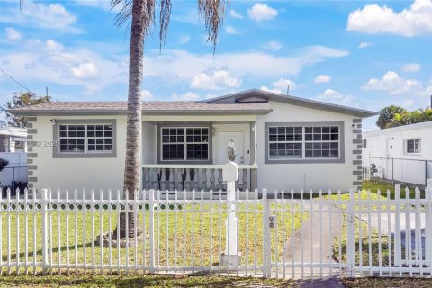 Купить виллу или дом в Норт-Майами-Бич, Флорида 4 спальни, 161.28м2, № 2027316 - фото 2