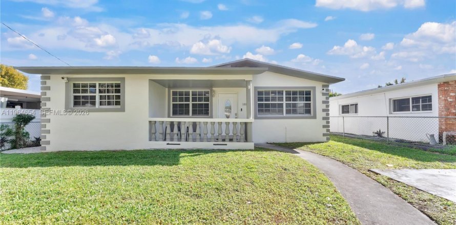 Дом в Норт-Майами-Бич, Флорида 4 спальни, 161.28м2 № 2027316