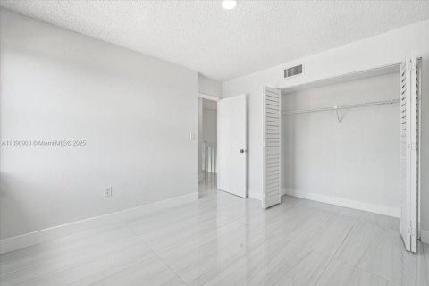 Villa ou maison à louer à Miami, Floride: 3 chambres, 142.7 m2 № 1947860 - photo 13