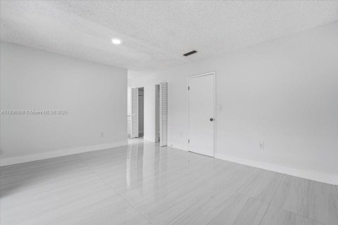 Villa ou maison à louer à Miami, Floride: 3 chambres, 142.7 m2 № 1947860 - photo 17