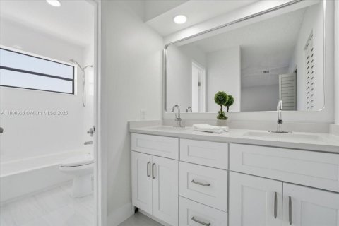 Villa ou maison à louer à Miami, Floride: 3 chambres, 142.7 m2 № 1947860 - photo 18