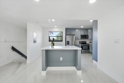 Villa ou maison à louer à Miami, Floride: 3 chambres, 142.7 m2 № 1947860 - photo 1