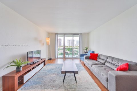 Condo in Sunny Isles Beach, Florida, 1 bedroom  № 1839641 - photo 1
