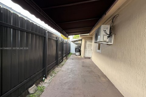 Коммерческая недвижимость в Хайалиа, Флорида 1 спальня, 49.24м2 № 2005306