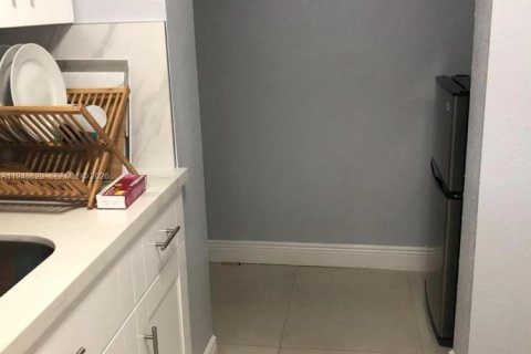 Снять в аренду коммерческую недвижимость в Хайалиа, Флорида 1 спальня, 49.24м2, № 2005306 - фото 2