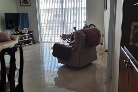 Condominio en venta en North Miami Beach, Florida, 1 dormitorio, 75.44 m2 № 2034251 - foto 10