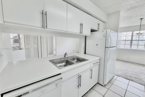 Condo in Pembroke Pines, Florida, 2 bedrooms  № 1697818 - photo 15