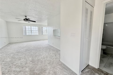 Condo in Pembroke Pines, Florida, 2 bedrooms  № 1697818 - photo 7