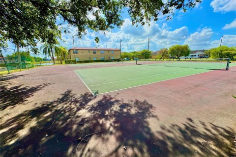 Condo in Pembroke Pines, Florida, 2 bedrooms  № 1697818 - photo 29