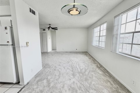 Condo in Pembroke Pines, Florida, 2 bedrooms  № 1697818 - photo 11
