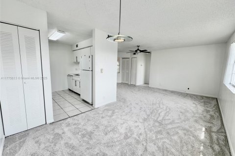 Condo in Pembroke Pines, Florida, 2 bedrooms  № 1697818 - photo 10