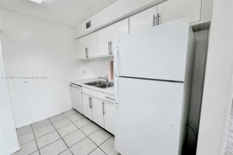 Condo in Pembroke Pines, Florida, 2 bedrooms  № 1697818 - photo 13