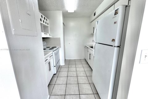 Condo in Pembroke Pines, Florida, 2 bedrooms  № 1697818 - photo 12
