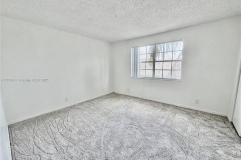 Condo in Pembroke Pines, Florida, 2 bedrooms  № 1697818 - photo 19