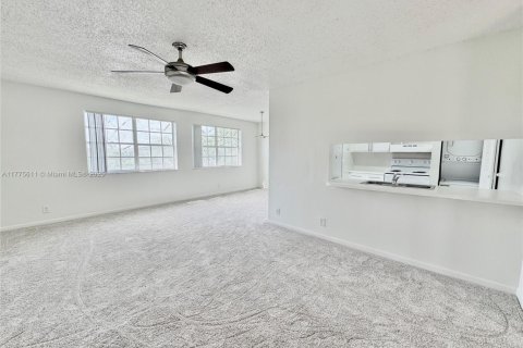 Condo in Pembroke Pines, Florida, 2 bedrooms  № 1697818 - photo 8
