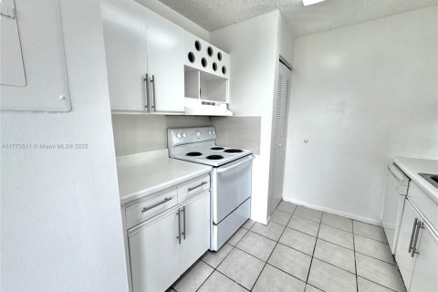 Condo in Pembroke Pines, Florida, 2 bedrooms  № 1697818 - photo 14