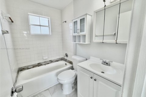 Condo in Pembroke Pines, Florida, 2 bedrooms  № 1697818 - photo 17