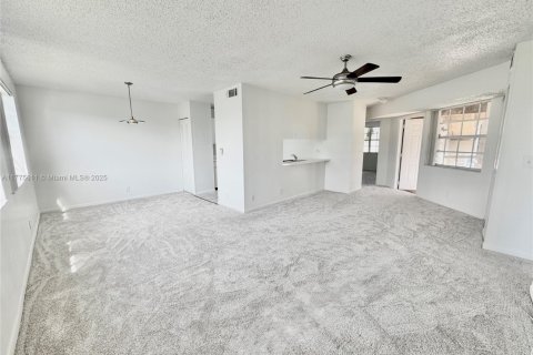 Condo in Pembroke Pines, Florida, 2 bedrooms  № 1697818 - photo 9