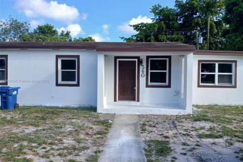 House in Miami Gardens, Florida 6 bedrooms, 86.96 sq.m. № 1927336 - photo 1