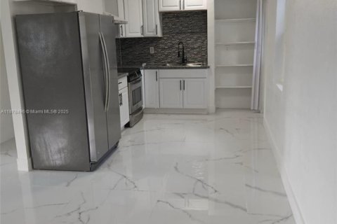 House in Miami Gardens, Florida 6 bedrooms, 86.96 sq.m. № 1927336 - photo 2