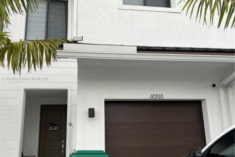 Townhouse in Homestead, Florida 3 bedrooms № 1969844 - photo 1