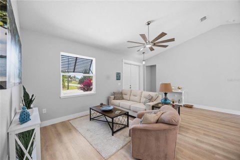 House in Port Charlotte, Florida 3 bedrooms, 158.31 sq.m. № 2099431 - photo 4