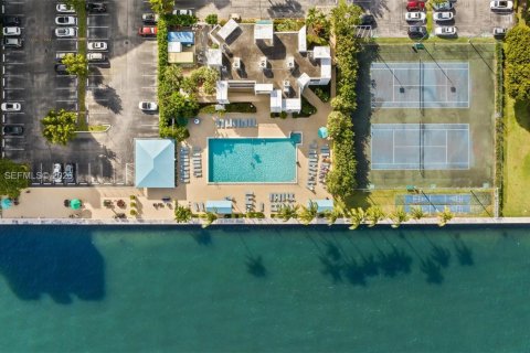 Condominio en venta en Hallandale Beach, Florida, 2 dormitorios, 132.85 m2 № 2028942 - foto 20