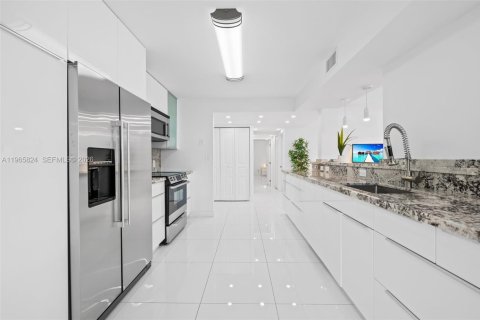 Condominio en venta en Hallandale Beach, Florida, 2 dormitorios, 132.85 m2 № 2028942 - foto 9