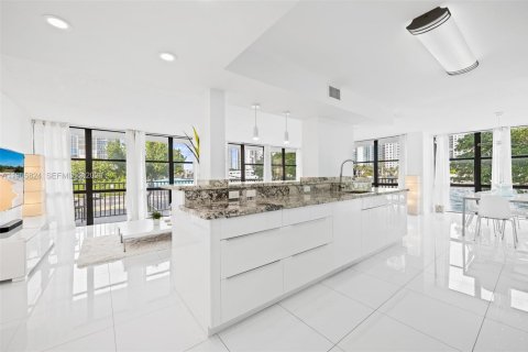 Condominio en venta en Hallandale Beach, Florida, 2 dormitorios, 132.85 m2 № 2028942 - foto 7