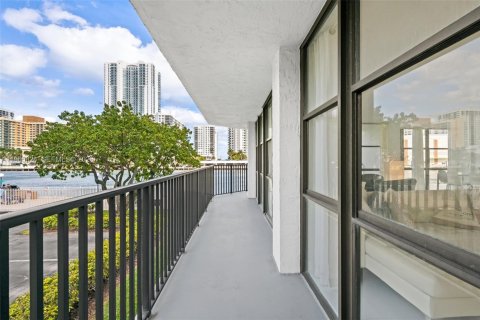 Condominio en venta en Hallandale Beach, Florida, 2 dormitorios, 132.85 m2 № 2028942 - foto 25