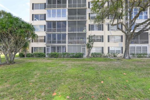 Condo in Pompano Beach, Florida, 2 bedrooms  № 936473 - photo 1