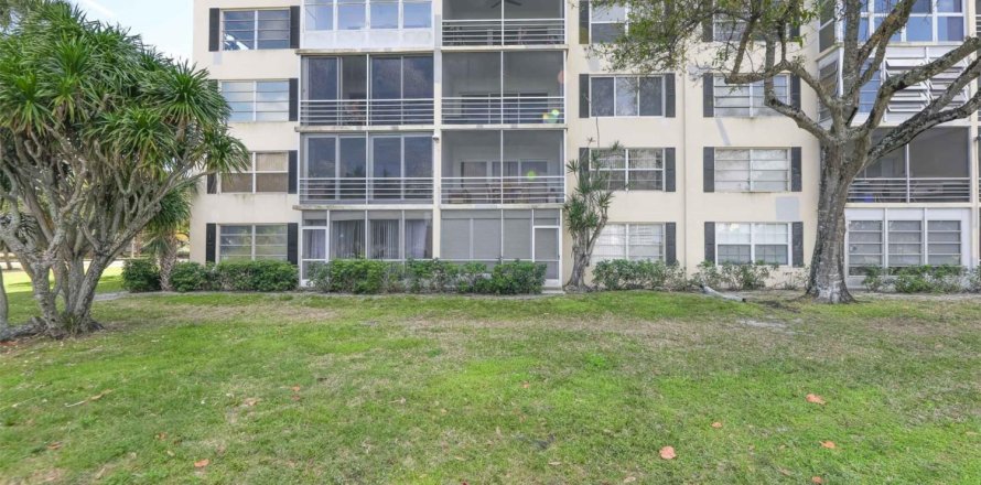 Condo in Pompano Beach, Florida, 2 bedrooms № 936473